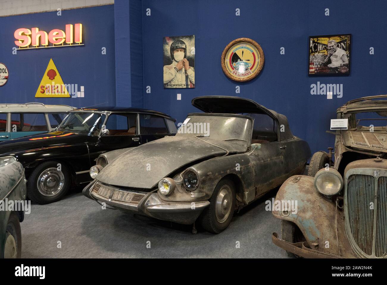 Retromobile Classic Car Show Paris 05 02 2020 Stock Photo Alamy