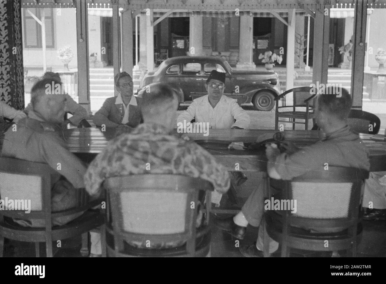 Krawang, Poerwakarta, Tjikampek  police action. Krawang sector. Dutch officers talking to local officials? Date: July 23, 1947 Location: Indonesia, Java, Dutch East Indies Stock Photo