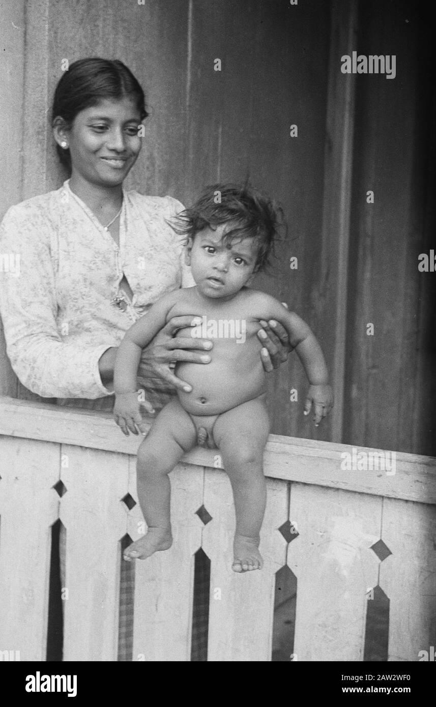Report of refugees in a camp (area Japara)  Portrait of a Balinese or Indian woman with a baby Date: March 1947 Location: Indonesia, Dutch India Stock Photo