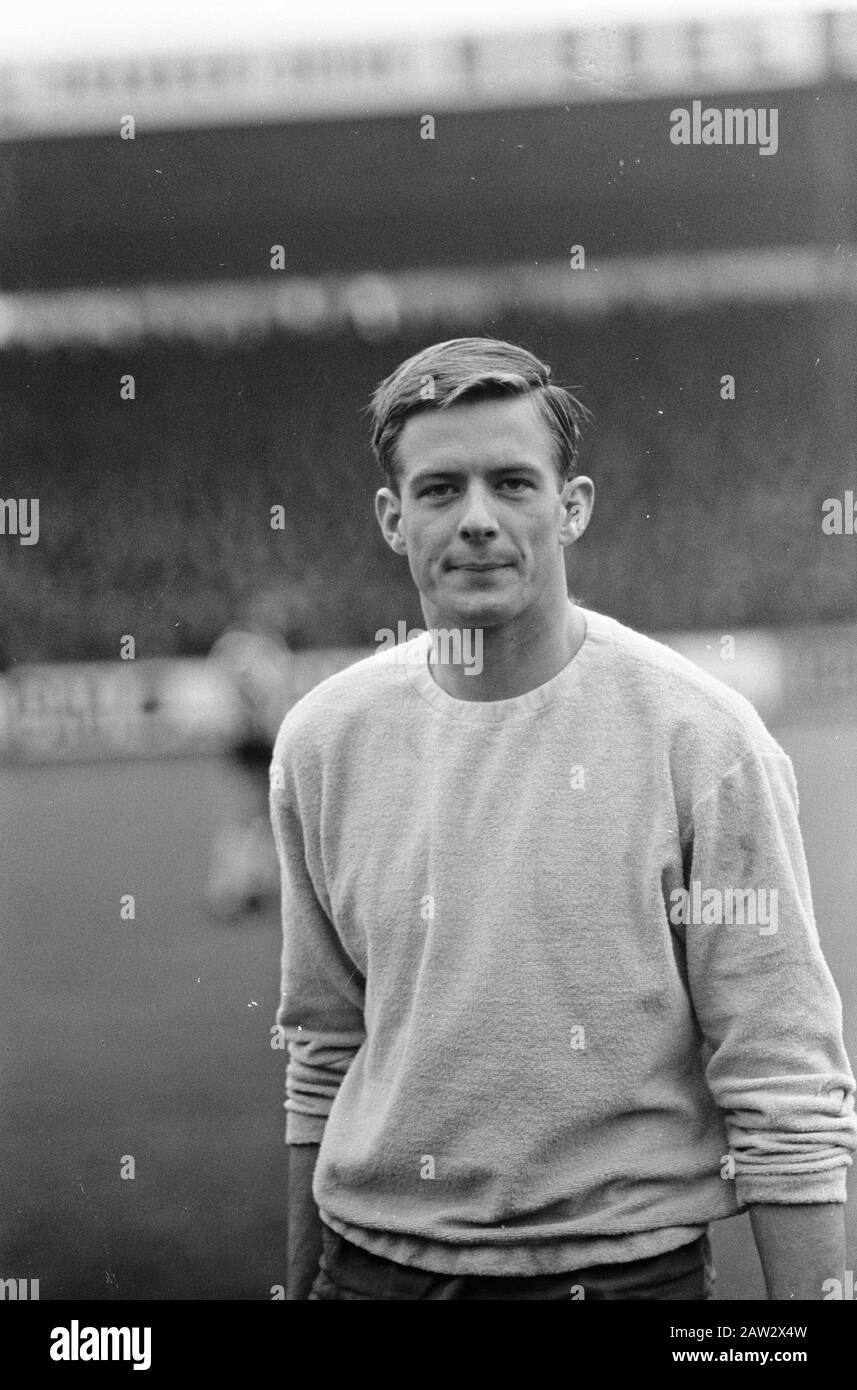 Football match Go Ahead - Ajax Deventer: 2-3  Portrait of Go Ahead goalkeeper Nico Zoghel Date: October 30, 1966 Location: Deventer, Overijssel Keywords: portraits, sports, soccer person Name: Zoghel, Nico Institution Name: Go Ahead Stock Photo