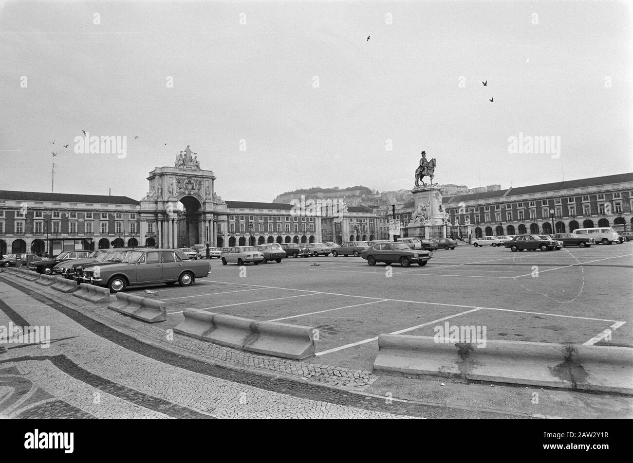 Portugal, politics, streets etc .; street scenes in Lisbon. Praça do Comércio (Terreira do Paco) Date: February 11, 1975 Location: Lisbon, Portugal Keywords: squares, cityscapes, statues Stock Photo