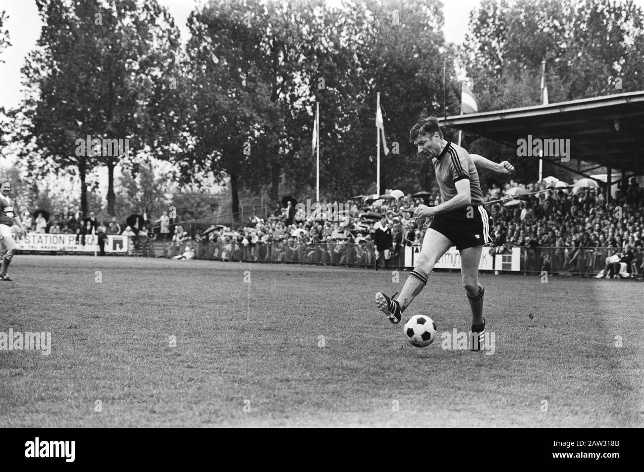 Boerhaave Soccer Tournament behalf of the National Fund Sports Disabled  Premier van Agt the ball Date: May 26, 1979 Location: Leiden, South Holland Keywords: prime ministers, politicians, football Person Name : Agt, Dries van Stock Photo
