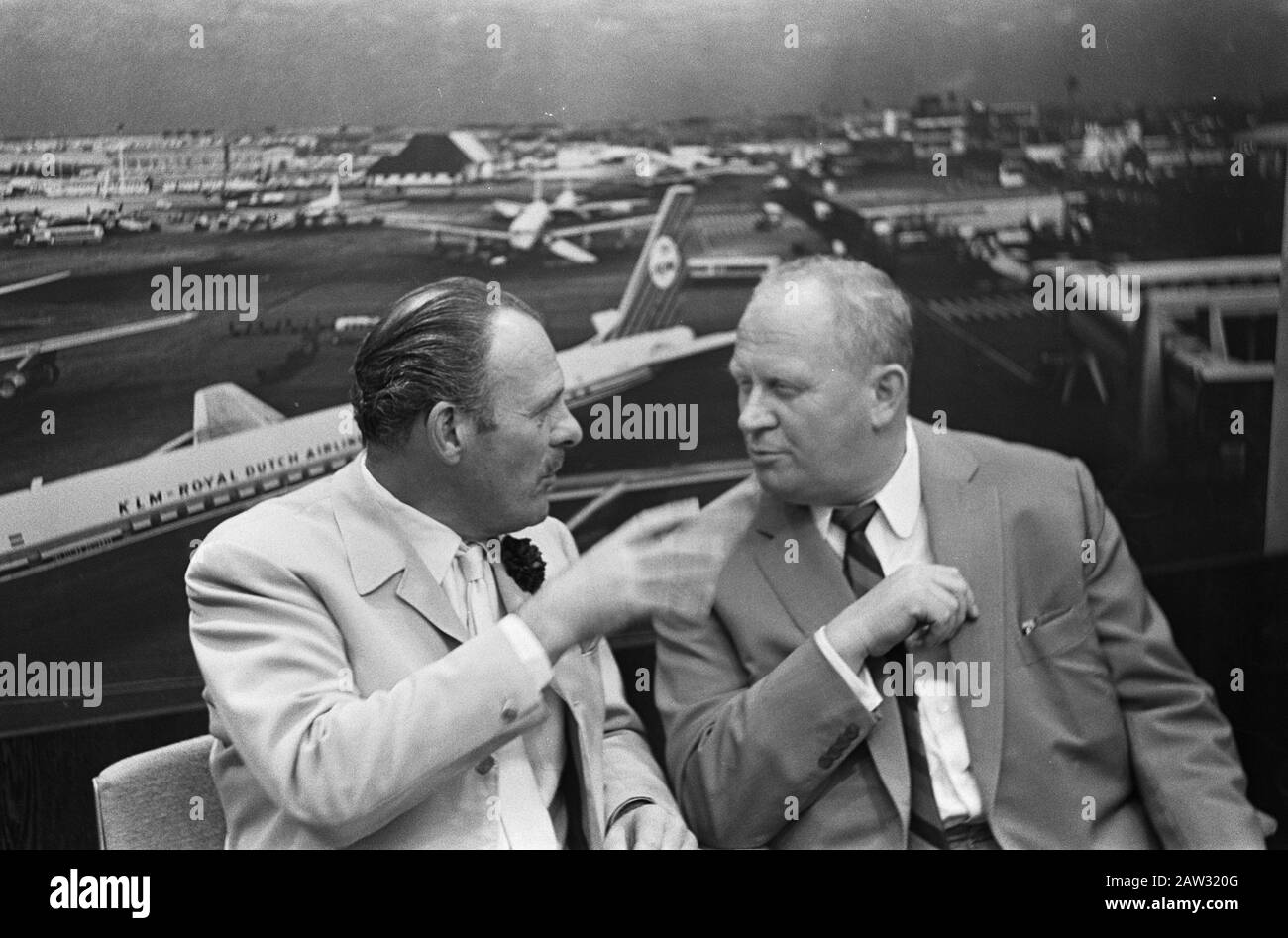 Premiere of the film Zany guys in their flying crates (English title Those Magnificent Men in their Flying Machines) in the Netherlands. Terry-Thomas and Gert Fröbe (right) during press conference at Schiphol Date: July 15, 1965 Location: North-Holland, Schiphol Keywords: actors, movie stars, press conferences Person Name: Fröbe Gert Thomas, Terry Stock Photo