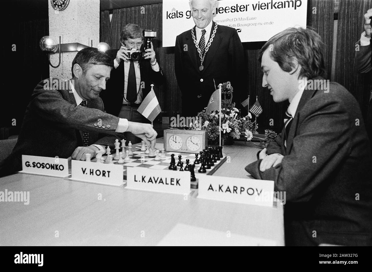 Karpov kasparov Black and White Stock Photos & Images - Alamy