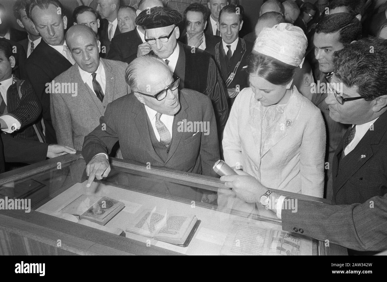 President Bourguiba and Princess Margriet spent visiting Leiden University Date: July 8, 1966 Keywords: visit, universities Person Name: Bourguiba, Habib Ben Ali, Margriet, princess  : Nijs, Jac. the / Anefo Copyright Holder: National Archives Material Type: Negative (black / white) archive inventory number: see access 2.24.01.05 Stock Photo