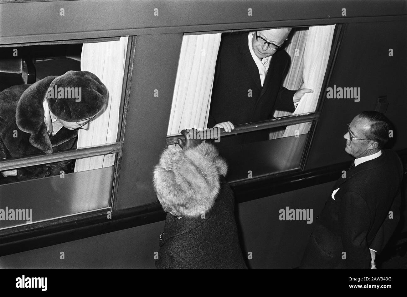 President Heinemann and wife leave CS Adam escorted done by Queen Juliana and Prince Bernhard Date: November 27, 1969 Location: Amsterdam, Noord-Holland Keywords: visit, queens , presidents, leave Person Name: Heidemann, Gustav, Juliana (queen Netherlands) Stock Photo