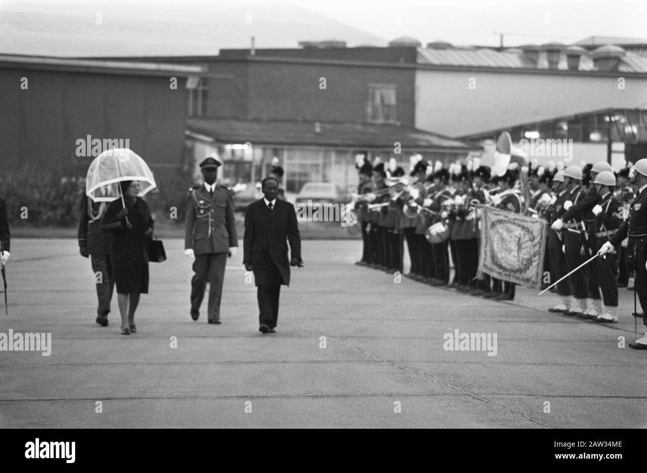 President Senghor of Senegal left Ypenburg after state visit again; inspecting guard of honor Date: October 25, 1974 Keywords: guards of honor, inspections, presidents, state visits Stock Photo