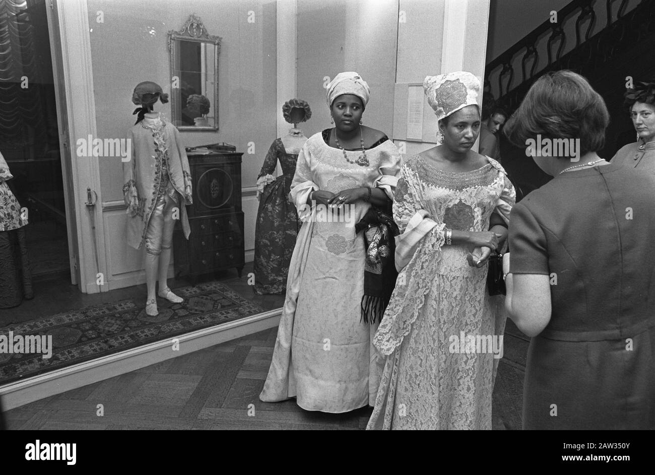 President of Niger for talks Rolzaal Hague, the wife of the President and the Minister during tour of museum Date: October 7, 1968 Location: The Hague, South Holland Keywords: wives, talks, museums, presidents, tours Stock Photo