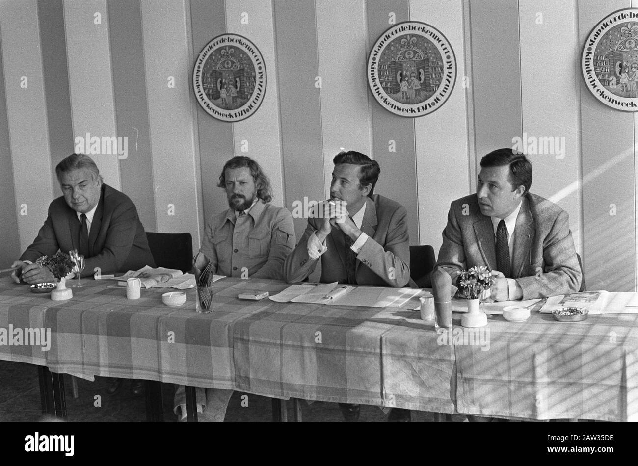 Children's Prize for 1971 announced, Amsterdam, v.l.n.r. W. J. Schouten, Hugo Raes, D. Cook, D. Ouwehand Date: October 5, 1971 Location: Amsterdam, Noord-Holland Keywords: prices Person Name: D. Cook, D. Ouwehand, Schouten, WJ Stock Photo