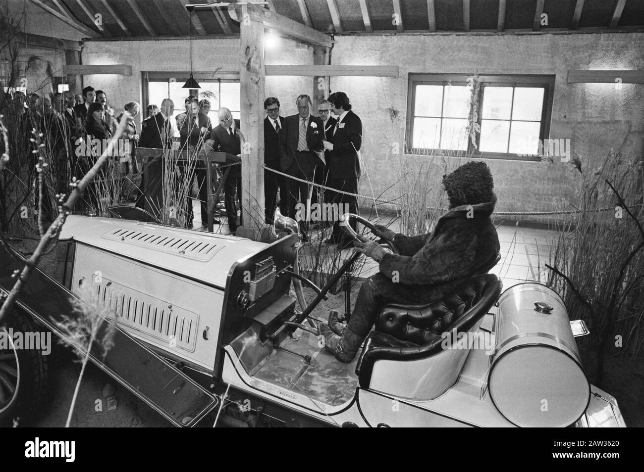 Prince Bernhard opened Nail Exhibition in Lips Autotron  Prince Bernhard viewing with interest one of the displayed oldtimers Date: April 4, 1977 Location: Drunen, Noord-Brabant Keywords: holes, princes, exhibitions person Name: Bernhard, prince Institution Name: Golden Coach, Lips Autotron Stock Photo