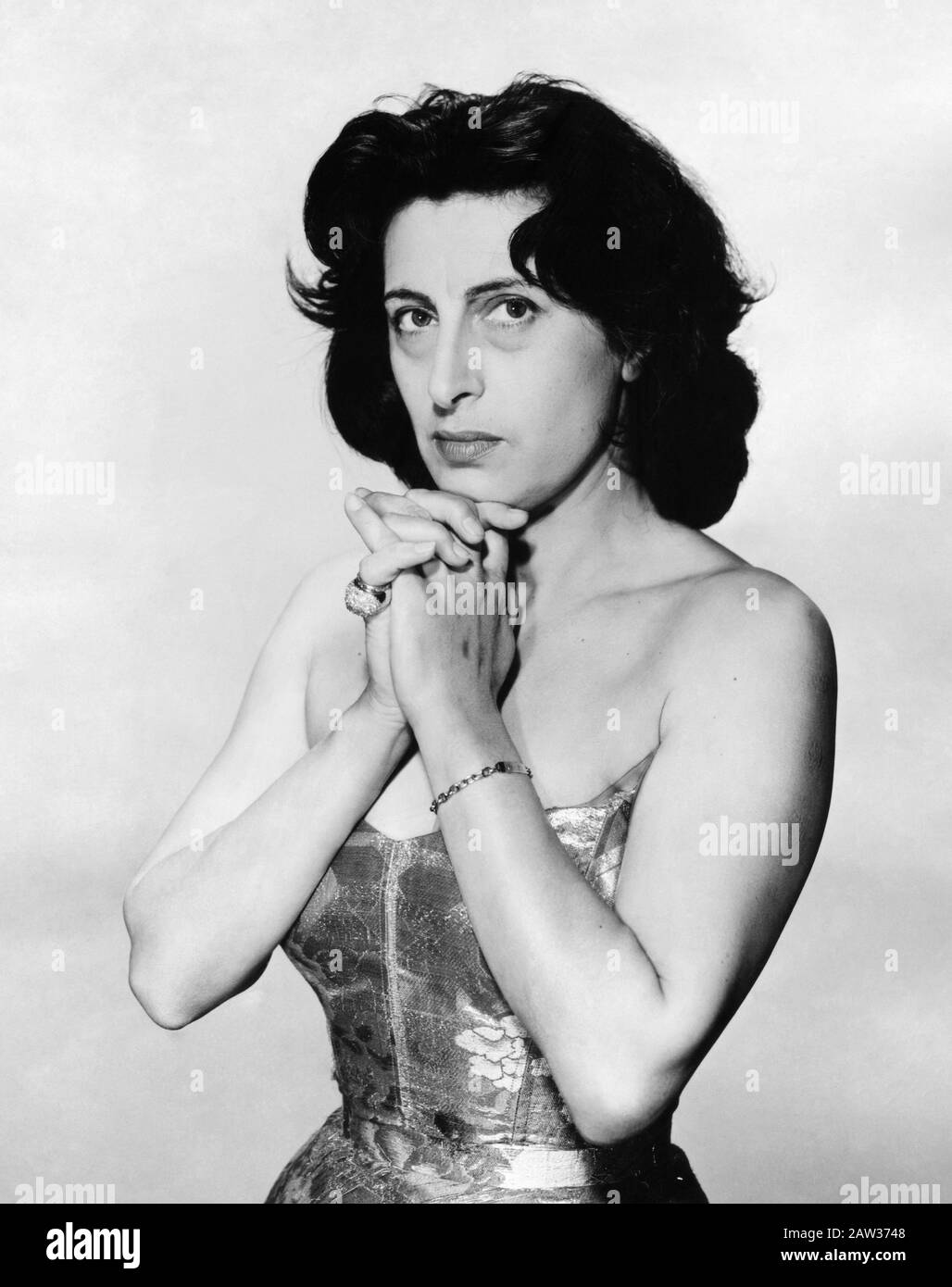 1958 , USA: The italian movie actress ANNA  MAGNANI ( 1908 - 1973 ) in Hollywood, pubblicity still for the movie WILD IS THE WIND ( Selvaggio è il ven Stock Photo