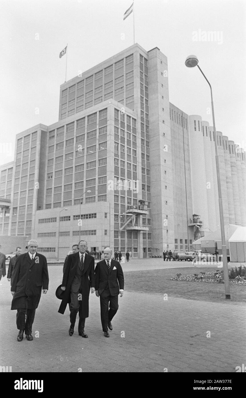 Prince Bernhard new installations of grain elevator company in Rotterdam commissioned, Botlek Date: April 5, 1967 Location: Rotterdam, South Holland Keywords: PLANTS Person Name: Bernhard, prince Stock Photo