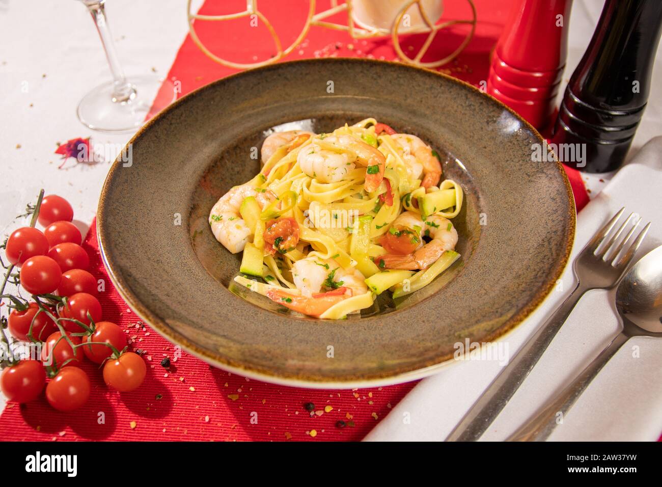 Shrimp and vegetable pasta Stock Photo - Alamy