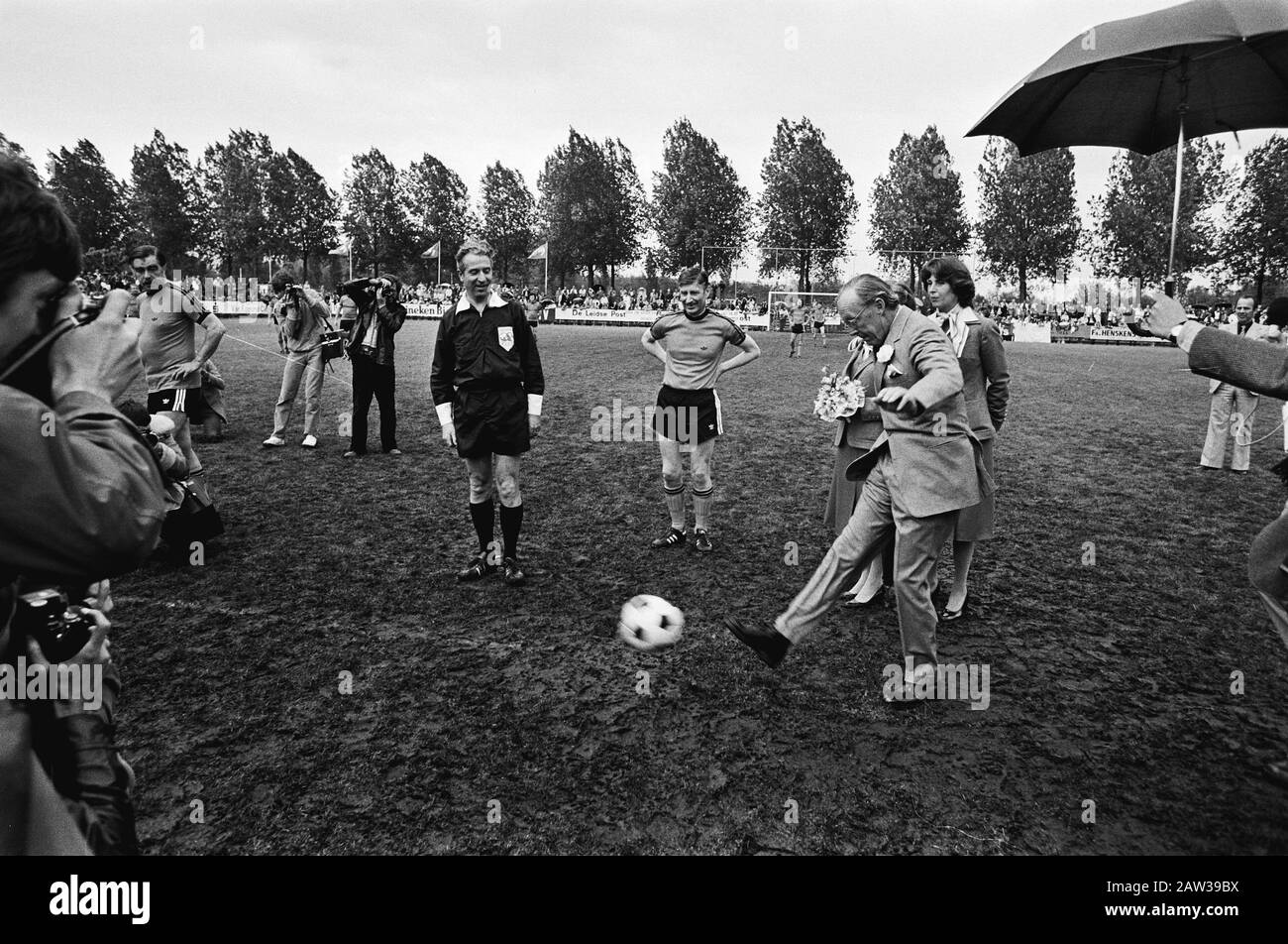 Boerhaave Soccer Tournament behalf of the National Fund Sports Disabled  Prince Bernhard made the kickoff date: May 26, 1979 Location: Leiden, South Holland Keywords: professors, politicians, princes, football Person Name: Bernhard, prince (1911-2004) Stock Photo