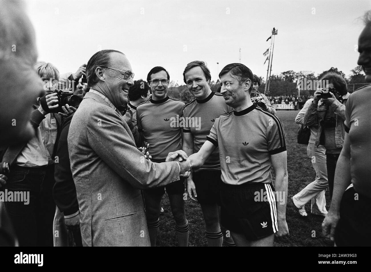 Boerhaave Soccer Tournament behalf of the National Fund Sports Disabled  Prince Bernhard van Agt (CDA), Brinkhorst (D66) and Terlouw (D66) Date: May 26, 1979 Location: Leiden, South -Holland Keywords: professors, prime ministers, politicians, princes, football Person Name: Agt, Dries van, Bernhard (prince Netherlands), Brinkhorst, Laurens, Terlouw, Jan Stock Photo