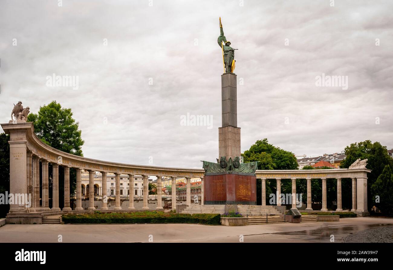 Hochstrahlbrunnen and Heroes' Monument of the Red Army (Heldendenkmal der Roten Armee, Wien) - Vienna, Austria Stock Photo