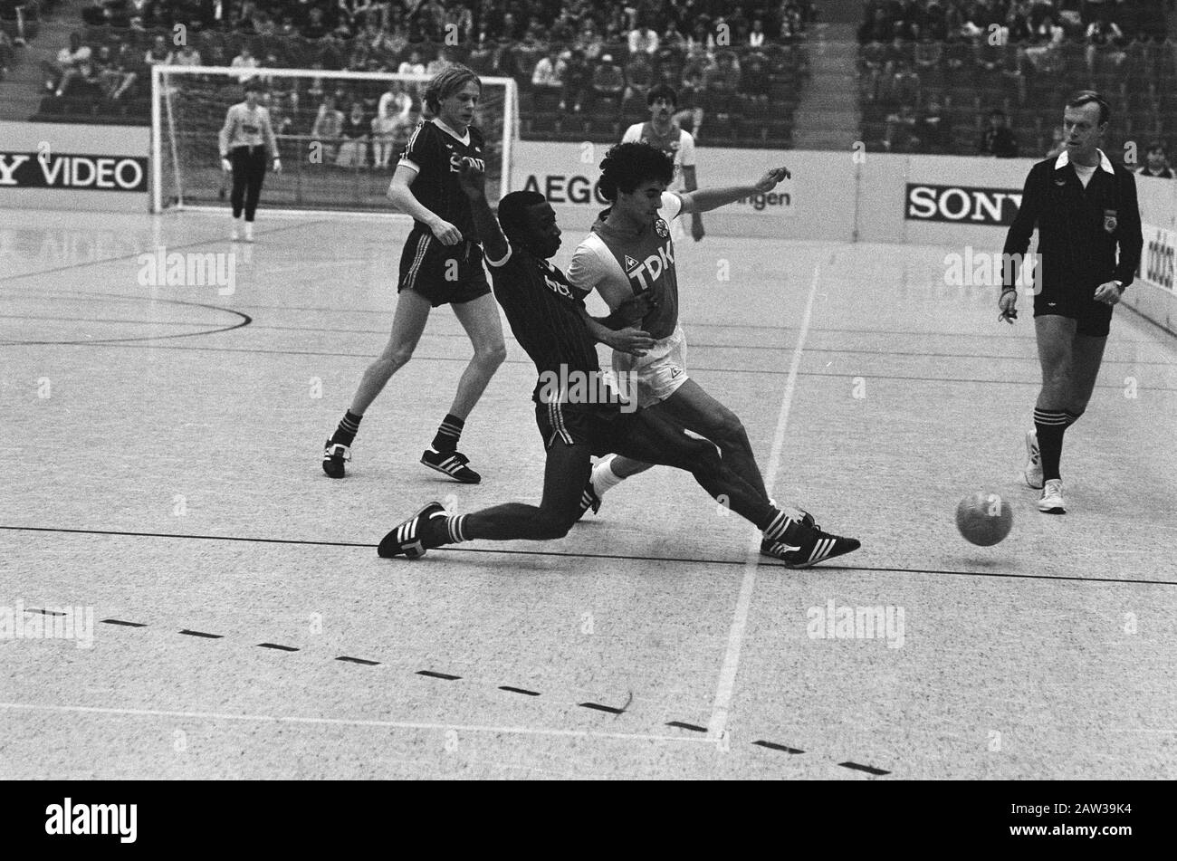KNVB Sony Indoor Soccer Tournament Ajax against Az67 in Sporthal Zuid in Amsterdam best player of the tournament Gerald Vanenburg (m) of Ajax in action Date: December 29, 1984 Location Amsterdam, Noord-Holland Keywords: sports, tournaments, football Name of Person: Gerald Vanenburg Institution Name: AJAX Stock Photo