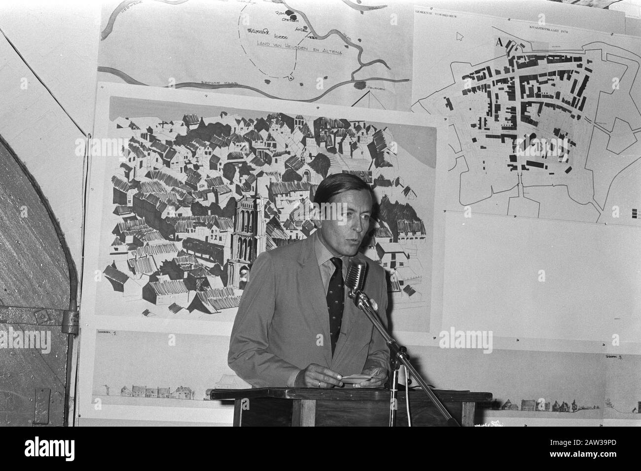 Prince Claus gives launched Woudrichems Recovery Woudrichem  Prince Claus speaking Date: May 14, 1971 Location: Noord-Brabant, Woudrichem Keywords: princes, drawings, Person Name speeches: Claus, prince Stock Photo