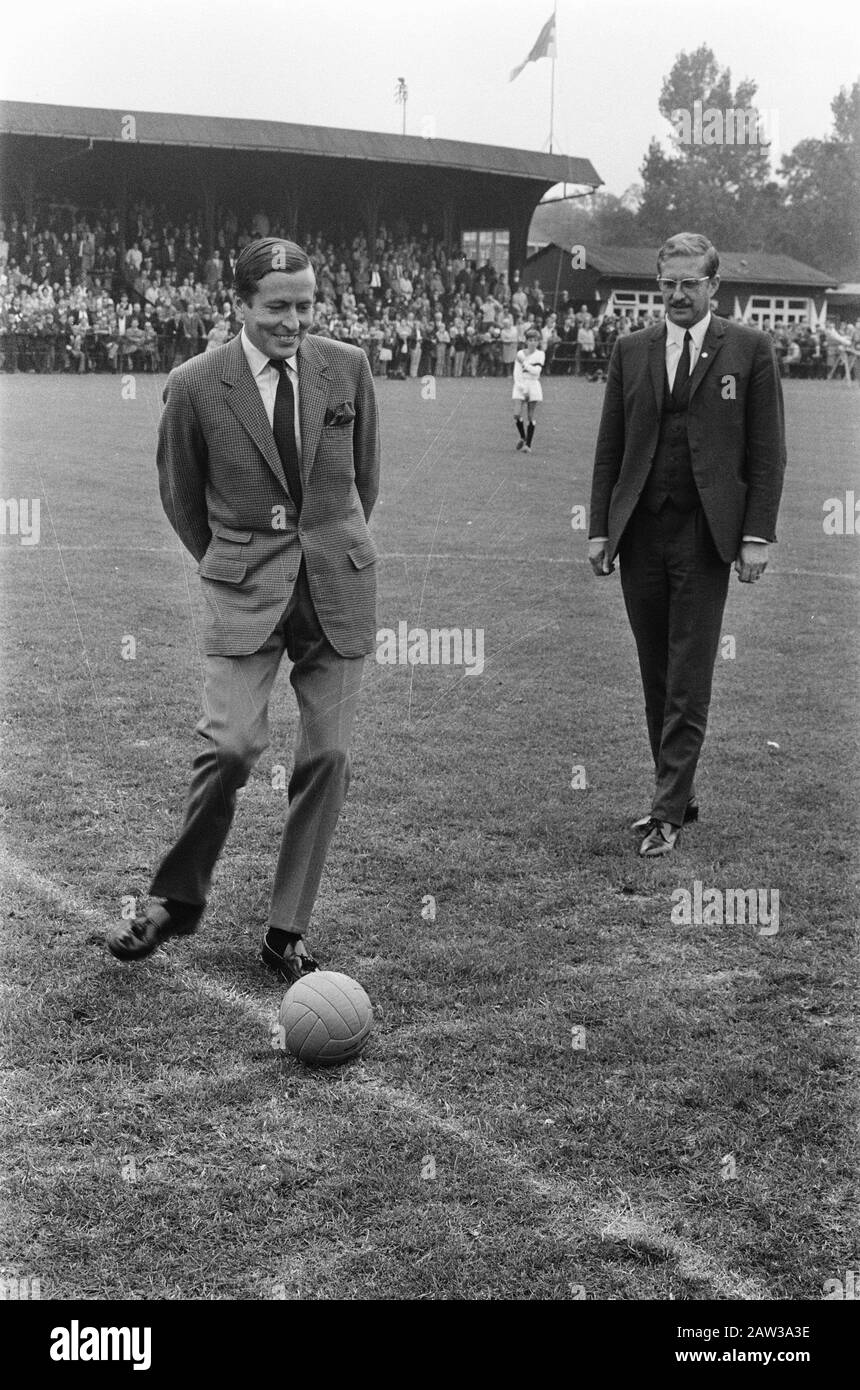 Prince Claus has Klaasesz mr, president Princess Beatrix Fund check to Fund for HFC Haarlem area.. Claus made kickoff Date: October 4, 1969 Location: Haarlem Keywords: princess, sports, soccer, sports Person Name: Beatrix Fund Claus, prince, Klaasesz Mr. Stock Photo