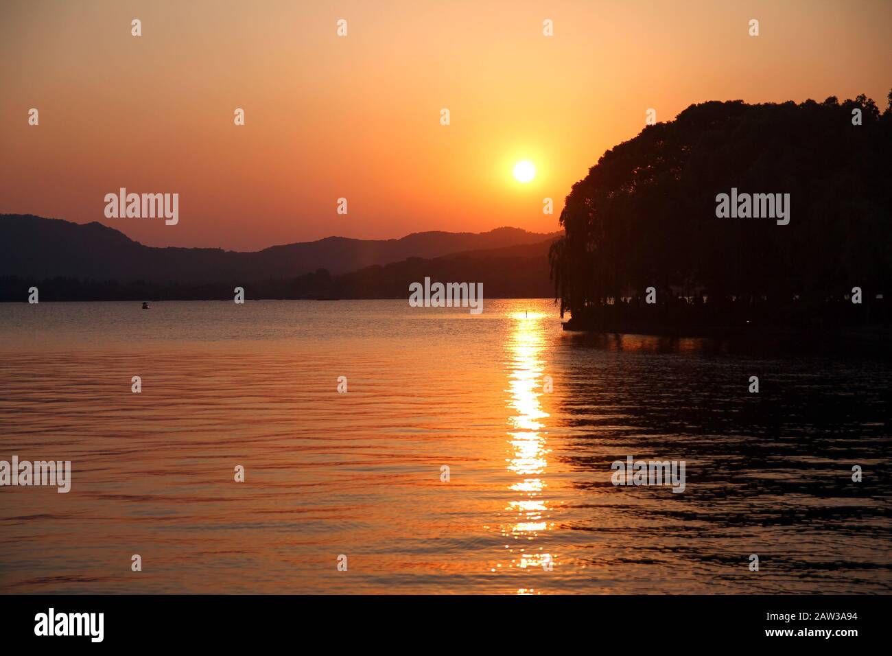 Sunset on the beautiful Hangzhou lake in China Stock Photo
