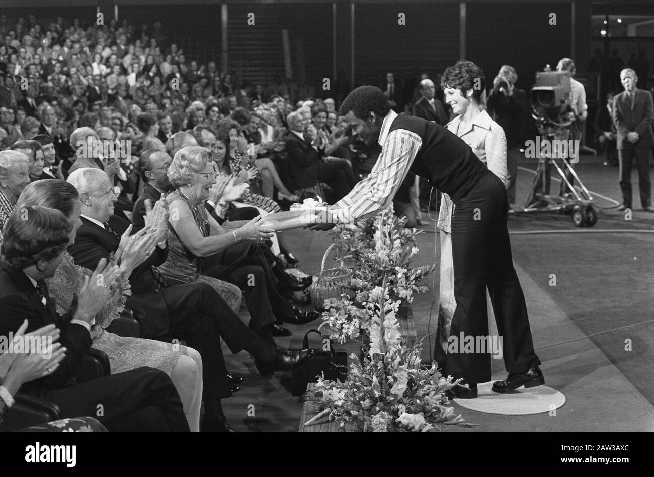 Royal Family in RAI building attended festive game show hosted by Mies Bouwman, winner of game shows Queen Juliana gift / Date: September 4, 1973 Keywords: GIFTS, GAMES , Winners, families, queens Person Name: Bouwman, Mies, Juliana (queen Netherlands) Institution Name: RAI Stock Photo