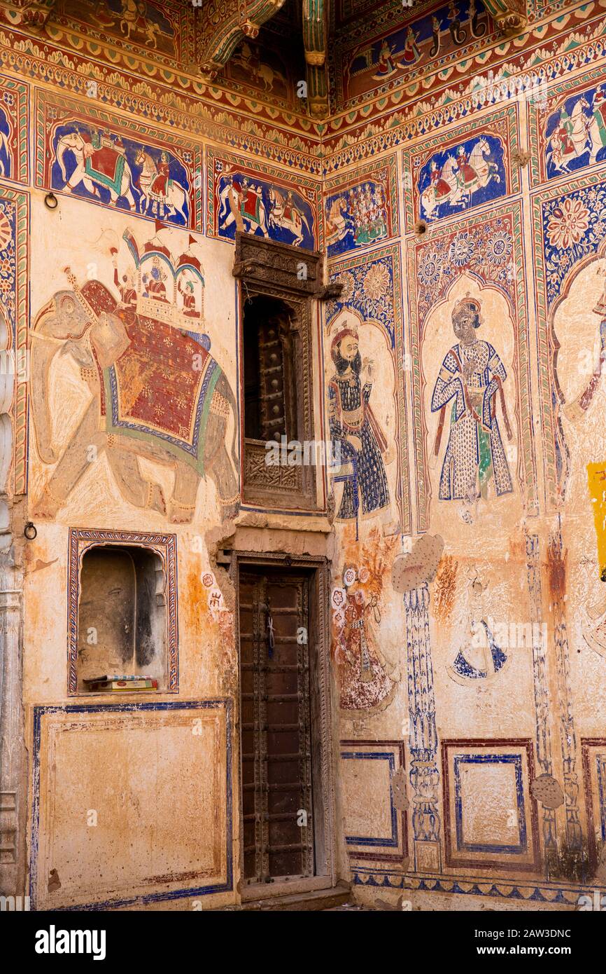 India, Rajasthan, Shekhawati, Mandawa, faded painted walls of rundown