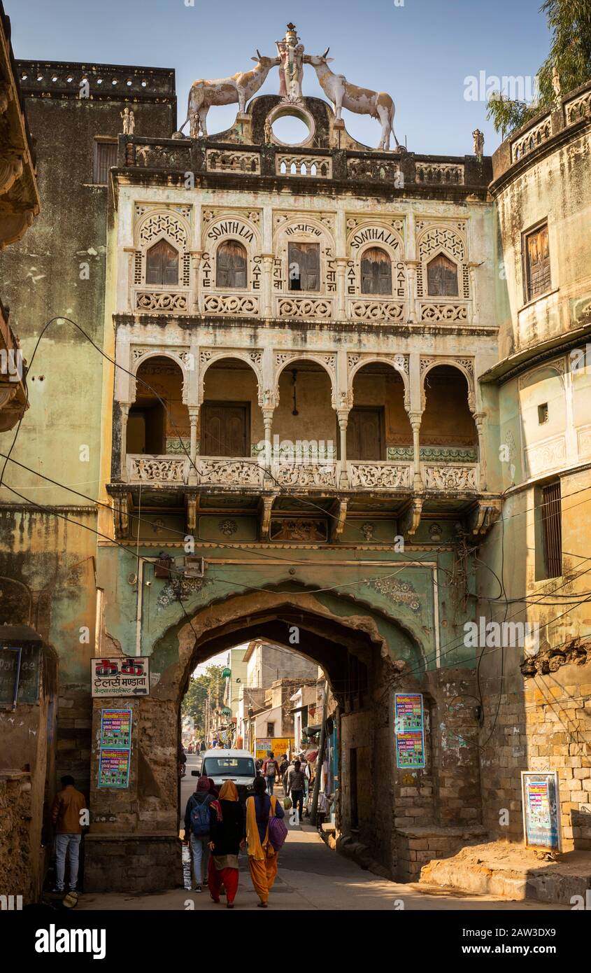 India, Rajasthan, Shekhawati, Mandawa, Sonthalia Gate in old town walls Stock Photo