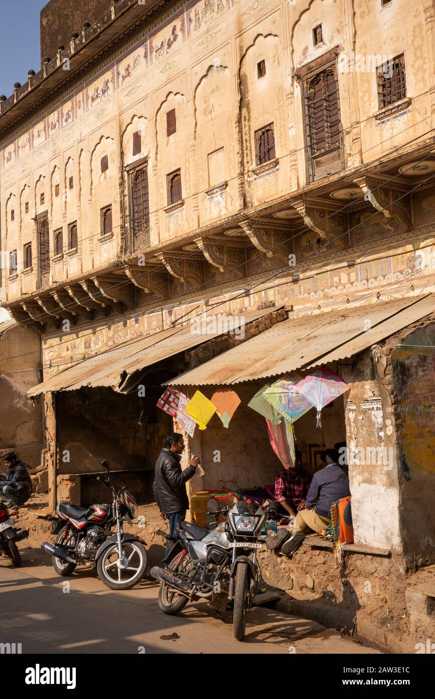 India, Rajasthan, Shekhawati, Mandawa, historic haveli, now used as shops with jettied upper floor Stock Photo