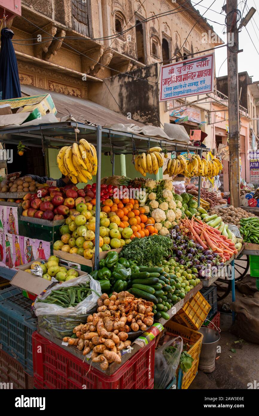 India, Rajasthan, Shekhawati, Mandawa, fruit and vegetable stall in main street Stock Photo