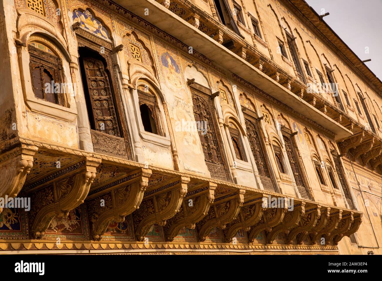 India, Rajasthan, Shekhawati, Mandawa, decorated haveli, jettied upper floor with wooden window shutters Stock Photo