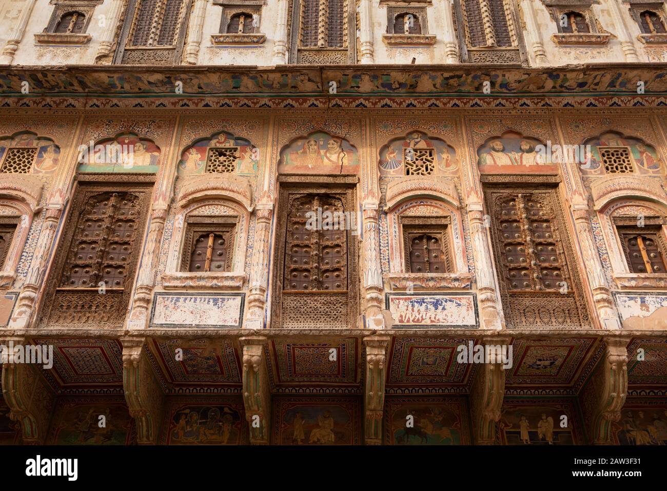India, Rajasthan, Shekhawati, Mandawa, jettied upper floor of decorated haveli being restored as heritage hotel Stock Photo