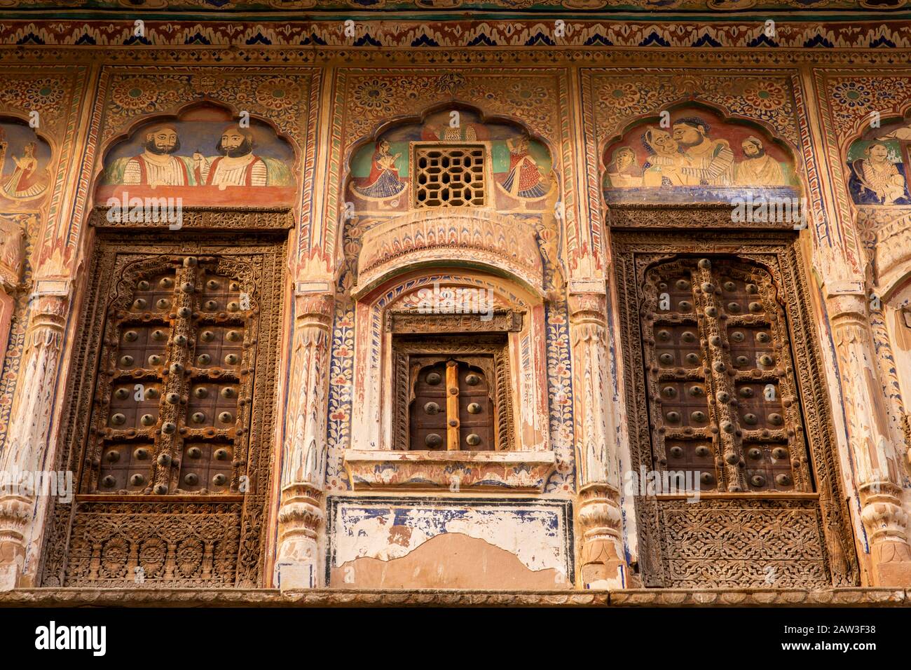 India, Rajasthan, Shekhawati, Mandawa, painted walls and windows of decorated haveli being restored as heritage hotel Stock Photo