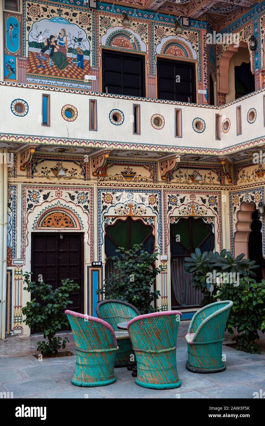 India, Rajasthan, Shekhawati, Mandawa, interior courtyard of Hotel