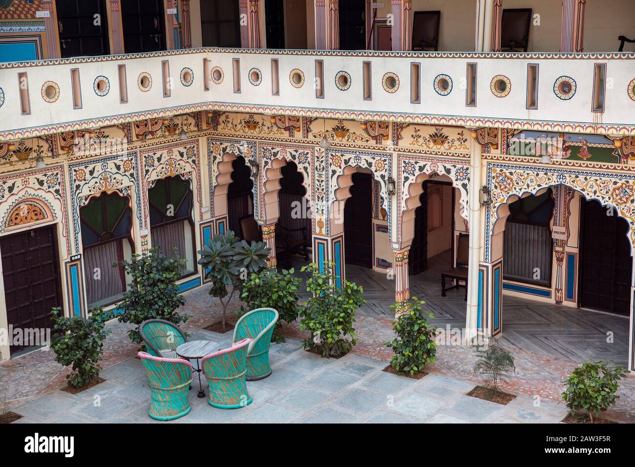 India, Rajasthan, Shekhawati, Mandawa, interior courtyard of Hotel Shahi Palace, newly restored heritage hotel Stock Photo