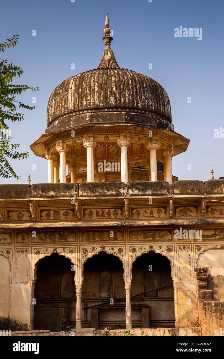 India, Rajasthan, Shekhawati, Mandawa, Goenka Chhatris, dome and platform of cenotaph to wealthy Poddar family Stock Photo