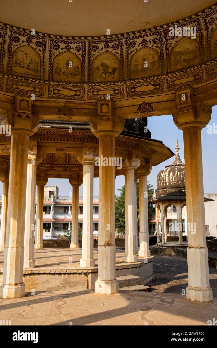 India, Rajasthan, Shekhawati, Mandawa, Goenka Chhatris, inside dome on platform of cenotaph to wealthy Poddar family Stock Photo