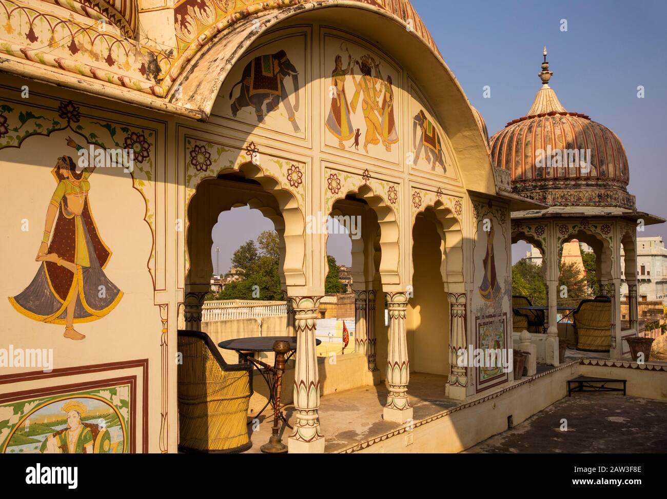 India, Rajasthan, Shekhawati, Mandawa, Fatehpur Road, platform of Hotel Royal Rest, heritage hotel in historic Goenka Chhatri, cenotaph to wealthy Pod Stock Photo