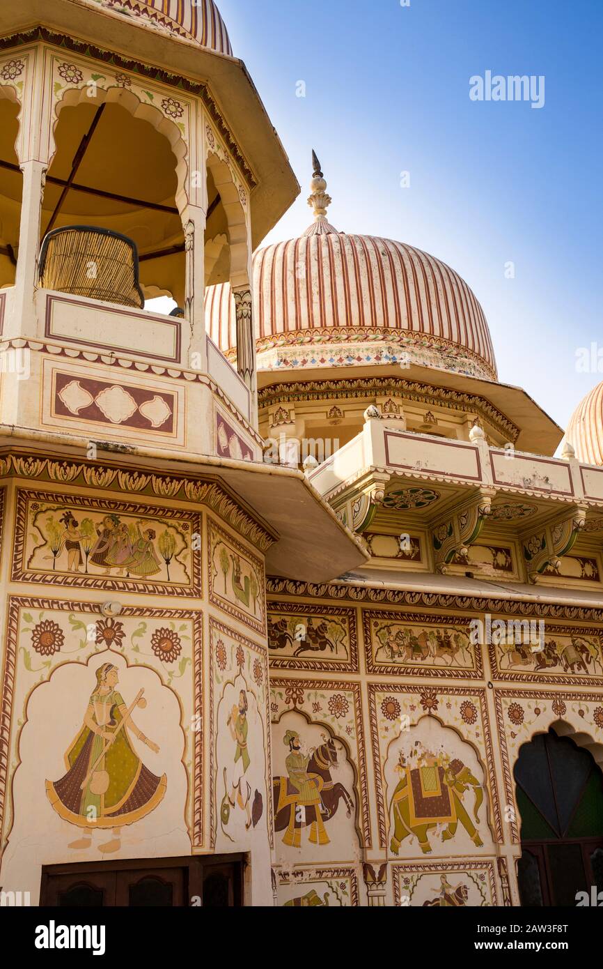 India, Rajasthan, Shekhawati, Mandawa, Fatehpur Road, decoratd walls of Hotel Royal Rest, in historic Goenka Chhatri, cenotaph to wealthy Poddar famil Stock Photo