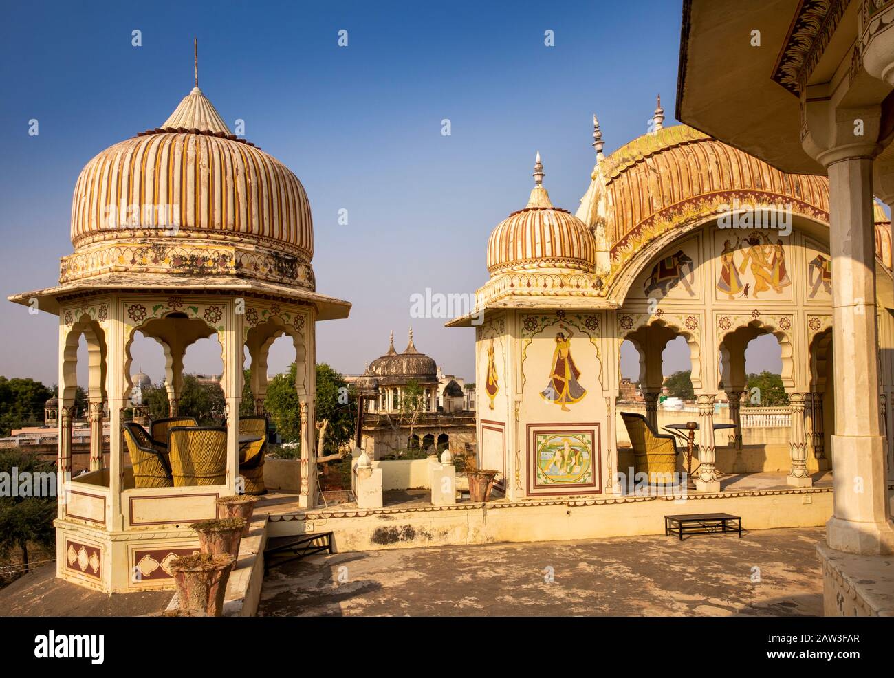 India, Rajasthan, Shekhawati, Mandawa, Fatehpur Road, pavillions on platform of Hotel Royal Rest, in historic Goenka Chhatri, cenotaph to wealthy Podd Stock Photo