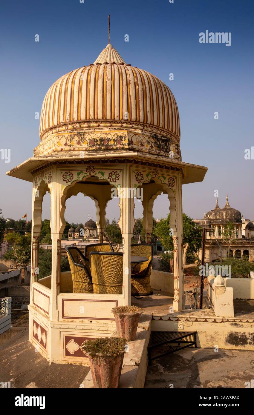 India, Rajasthan, Shekhawati, Mandawa, Fatehpur Road, pavillion on platform of Hotel Royal Rest, in historic Goenka Chhatri, cenotaph to wealthy Podda Stock Photo