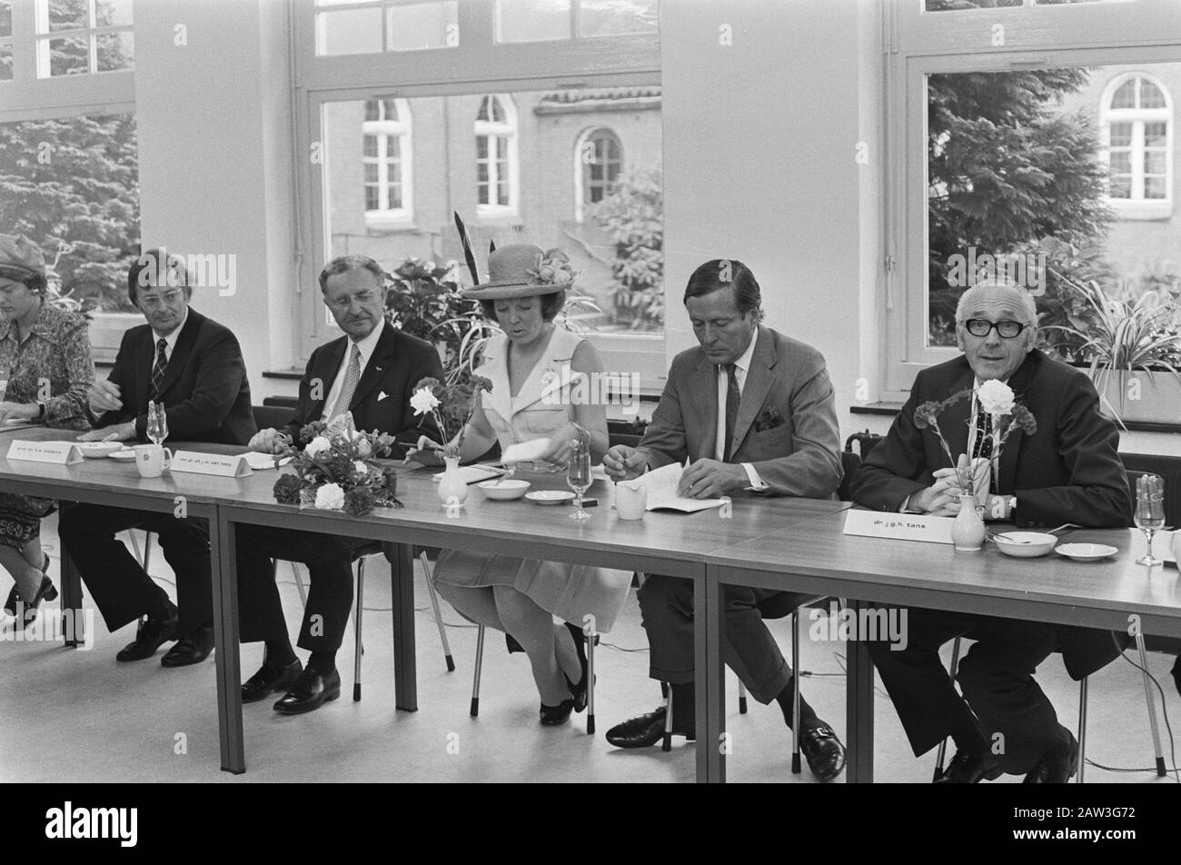 Princess Beatrix and Prince Claus putting three-day visit to Limburg; Beatrix and Claus while visiting Medical Faculty, right Dr. JGH Tans /. Date: August 21, 1974 Location: Limburg Keywords: visit, princes, princesses Person Name: Beatrix, Princess, Claus, prince Stock Photo