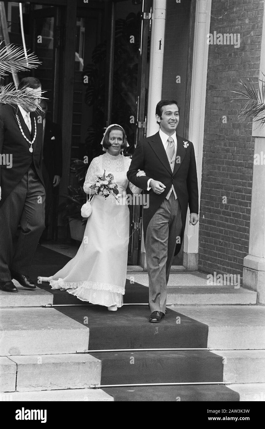 Wedding Princess Christina and Jorge Guillermo; the conclusion of the civil marriage at the city hall of Baarn  Princess Christina and Jorge Guillermo leaving City Hall Date: June 28, 1975 Location: Baarn, Utrecht (prov.) Keywords: weddings, princesses, town halls Person Name: Christina, princess Guillermo Jorge Stock Photo
