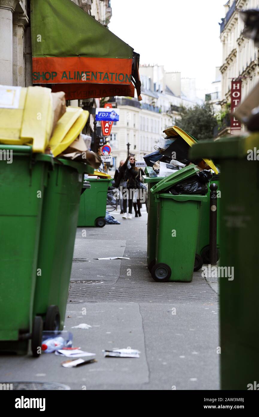 Garbage cans on the sidewalk in Paris france Stock Photo Alamy