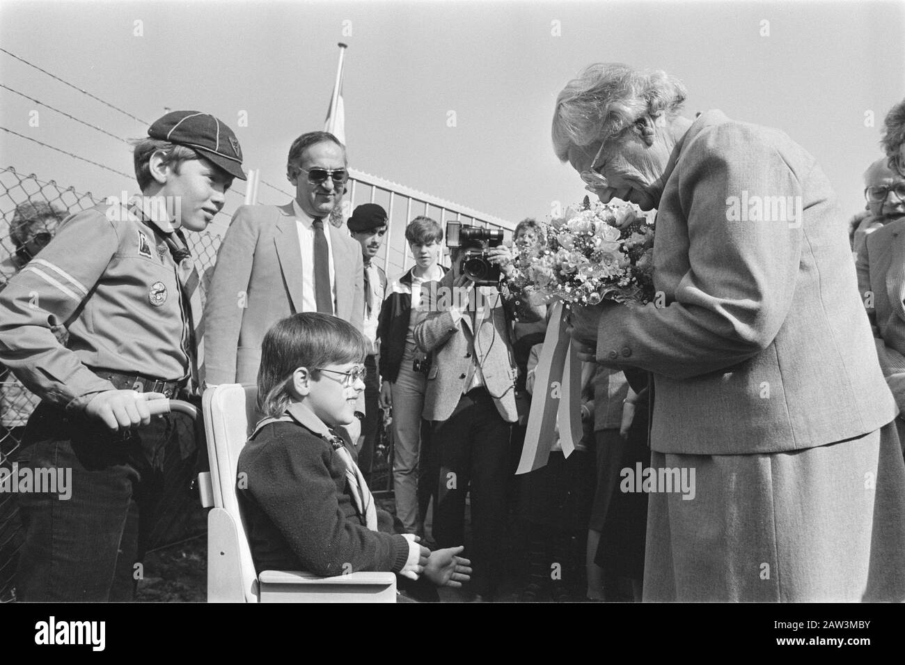 Princess Juliana opens clubhouse scouting group Taciturne in Rotterdam; Princess Juliana gets flowers Diane Far Date: April 14, 1984 Location: Rotterdam, South Holland Keywords: FLOWERS, vents, scouting, princesses, scouting Person Name: Diane Far, Juliana, princess, Orange, Willem van Stock Photo