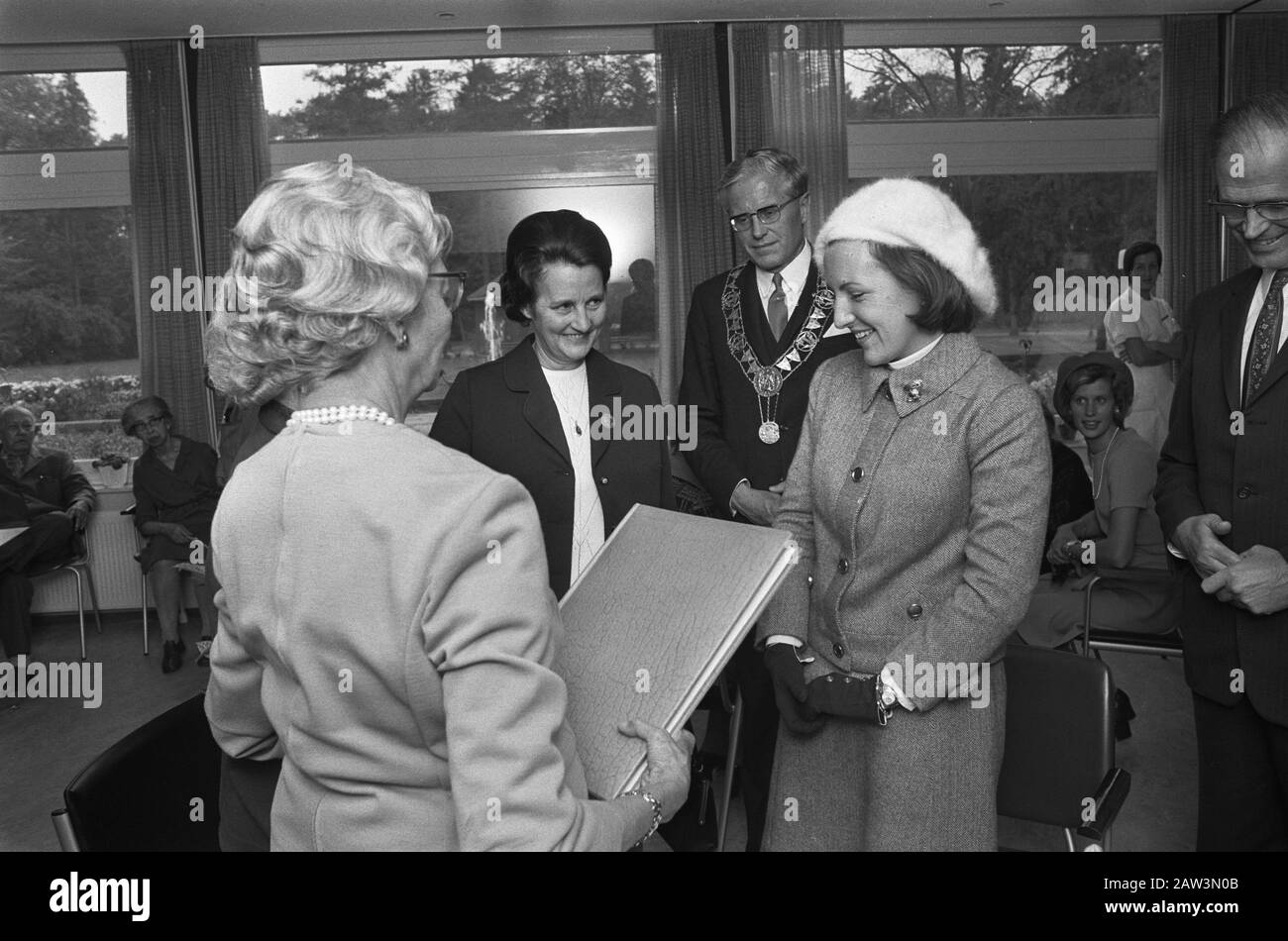 Returnees zandhove hires stock photography and images Alamy