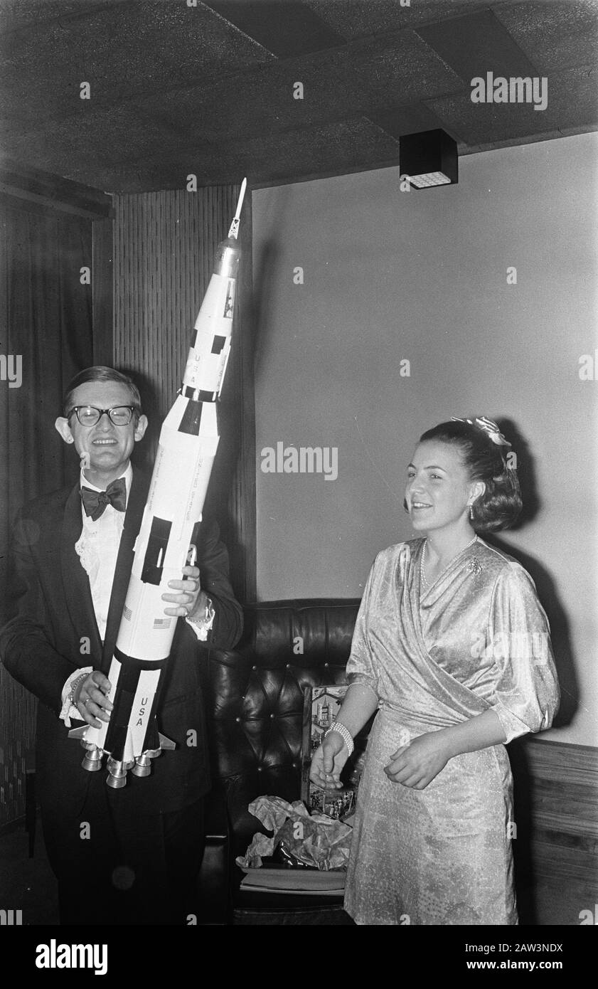 Princess Margriet and Mr. van Vollenhoven live premiere of space film Marooned in Amsterdam in Cinerama.. Pieter and Margriet Saturn rocket Date: February 25, 1970 Location: Amsterdam, Noord-Holland Keywords: cinemas, films, royalty, premiers, princes, princesses, rockets Person Name: Margriet, princess, Vollenhoven, Pieter van Stock Photo