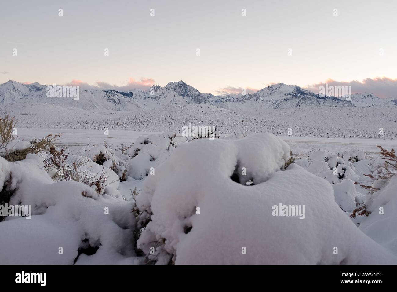 Snowy mountain ridgeline hi-res stock photography and images - Alamy