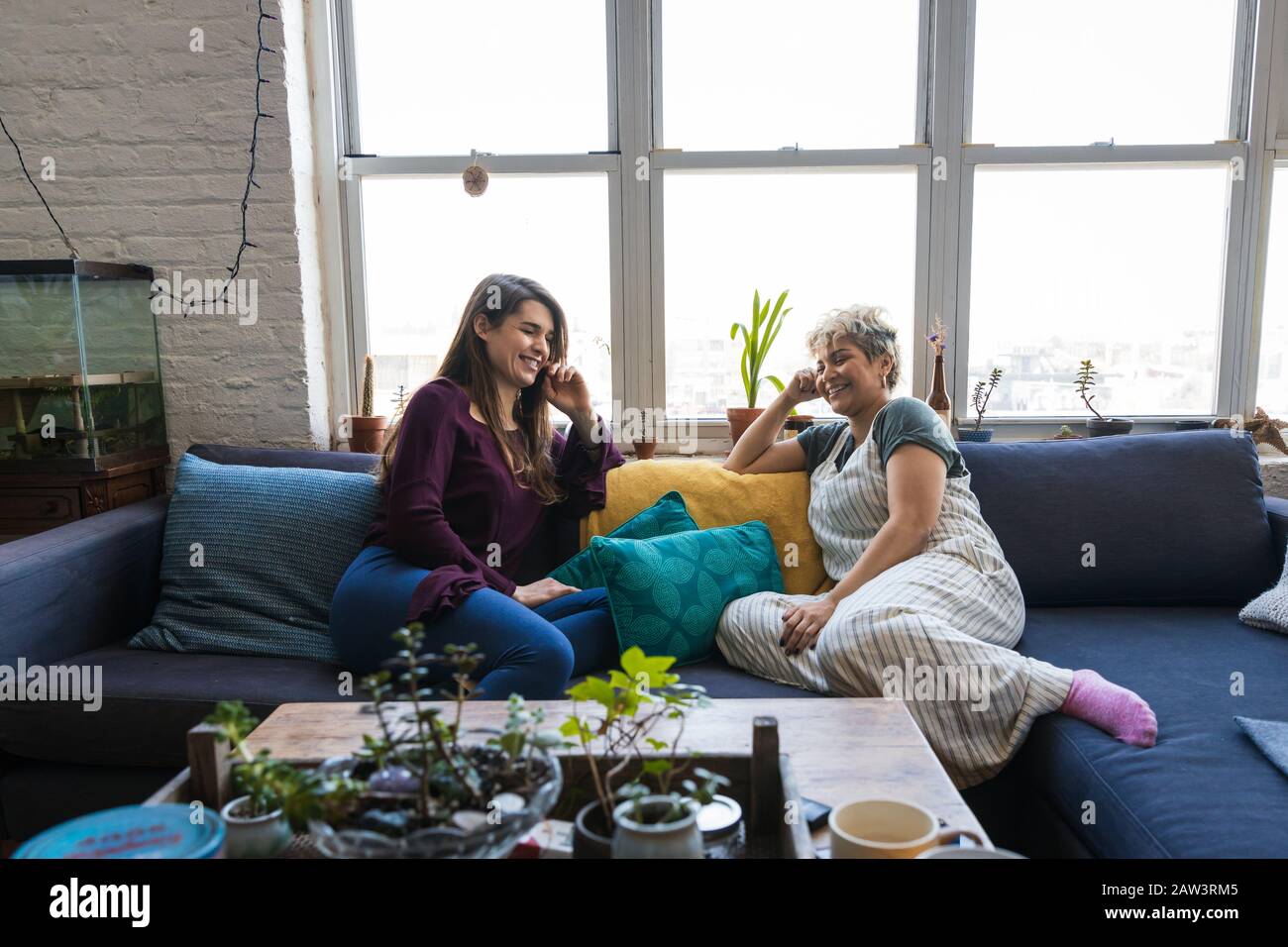 Female sofa talking friends hi-res stock photography and images - Alamy