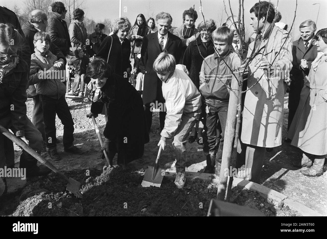 Princess Margriet plants first tree in circulation garden orphanage the Merenhof Abcoude Date: March 31, 1982 Keywords: Traffic Gardens, trees Person Name: Margriet, princess Stock Photo
