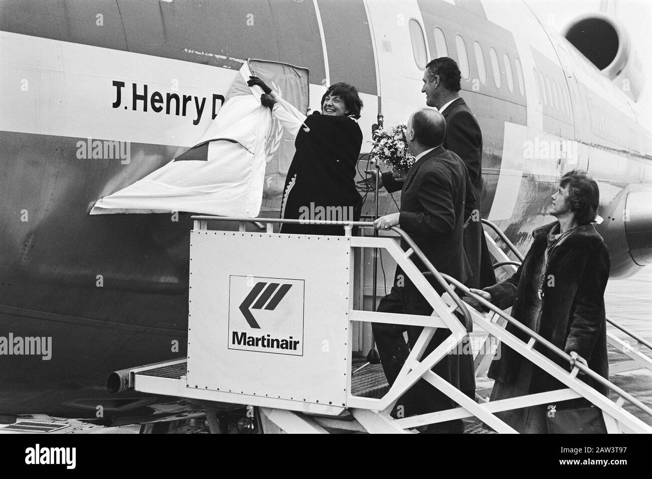 Pr. Daisy-named DC 10 at the airport to Henry J. Dunant freight relief supplies to Cambodia  Princess Margaret during name disclosure; the DC-10 is used for the freight transport of relief supplies to Cambodia; behind the princess Gualtherus [Guup] baron Kraijenhoff, chairman of the Dutch Red Cross (L) Martin Schröder, director of Martinair Date: November 23, 1979 Location: North-Holland, Schiphol Keywords: directors, princesses, rituals, airplanes Person Name: Kraijenhoff, Gualtheris baron, Kraijenhoff, Guup, Margriet (princess Netherlands), Schröder, Martin Stock Photo
